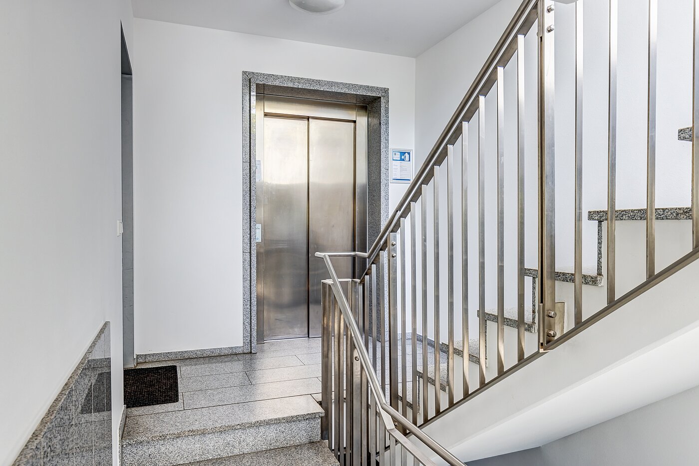 多层公寓 与 3 房间 | München-Neuhausen | 70489 | Edles Treppenhaus