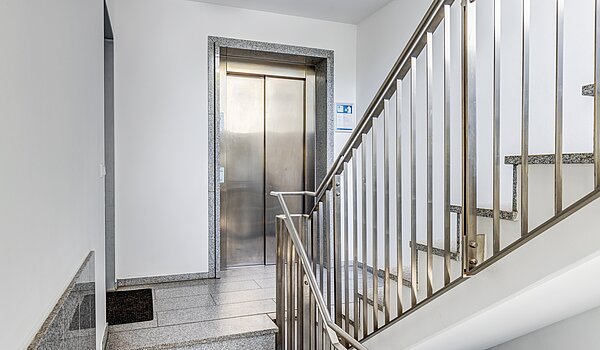 多层公寓 与 3 房间 | München-Neuhausen | 70489 | Edles Treppenhaus