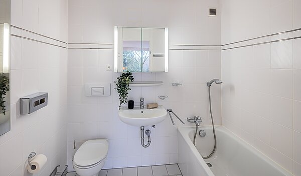 多层公寓 与 3.5 房间 | München-Bogenhausen | 703052 | Bad en Suite