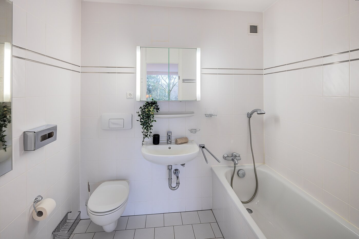 多层公寓 与 3.5 房间 | München-Bogenhausen | 703052 | Bad en Suite