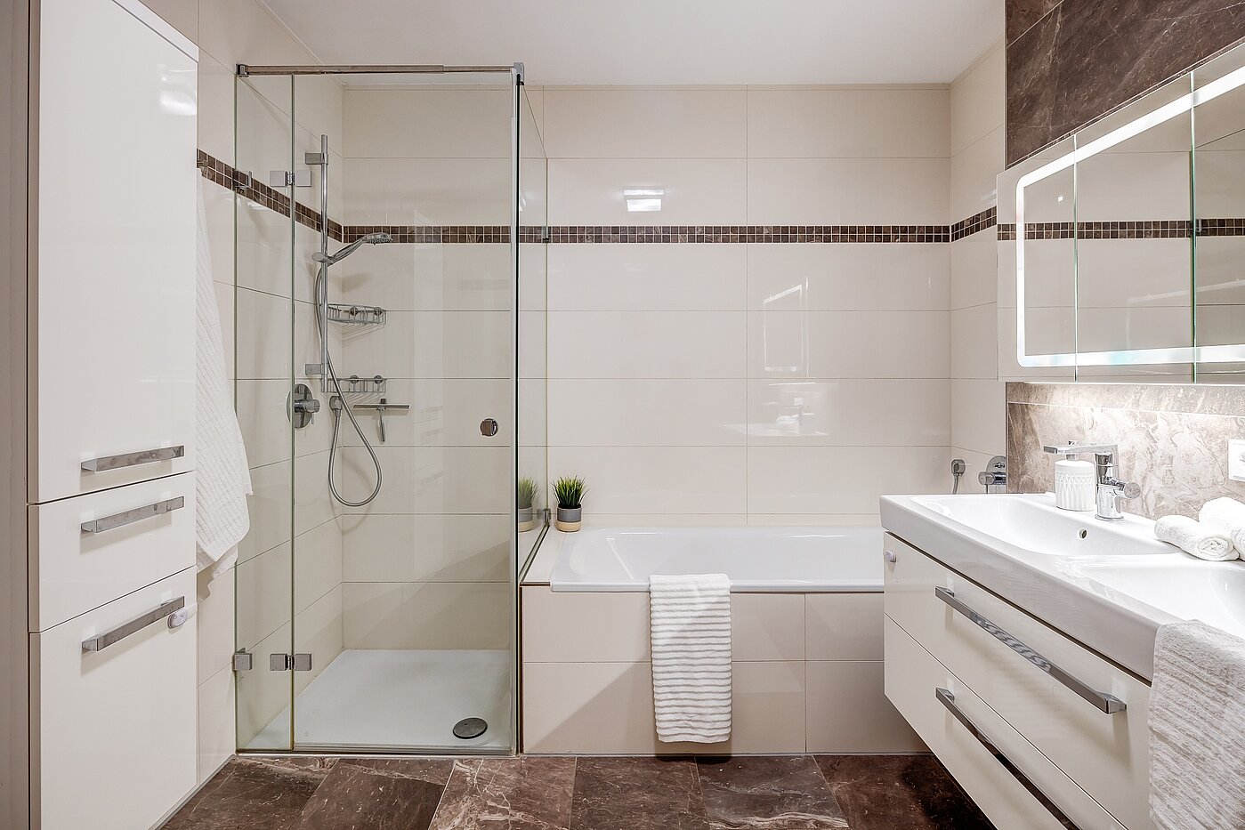 一楼公寓 与 3 房间 | Wolfratshausen | 2208ML1 | ...Dusche und Badewanne