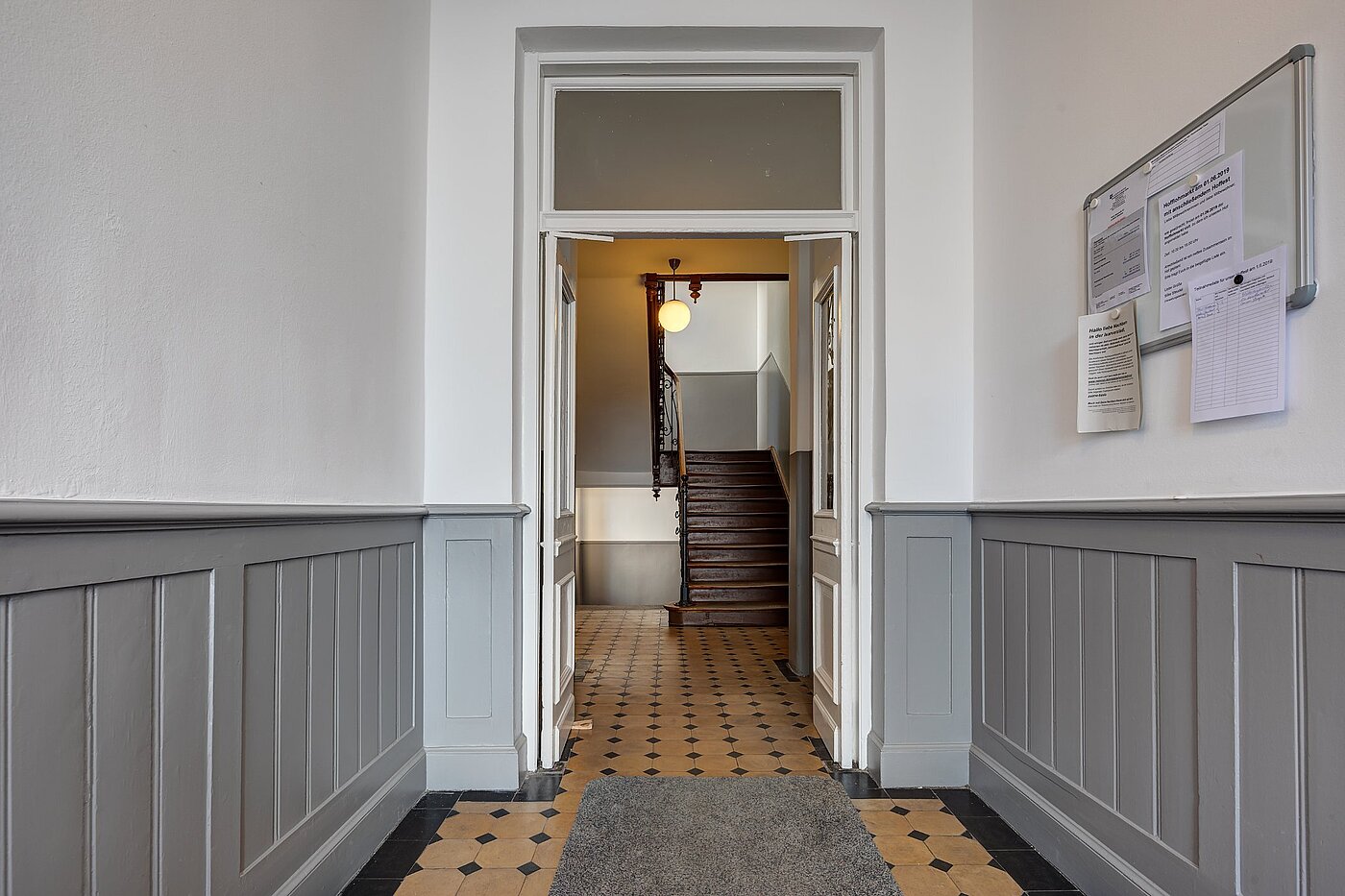 多层公寓 与 3 房间 | München-Ludwigsvorstadt | 1905ML1 | Stilechtes Treppenhaus