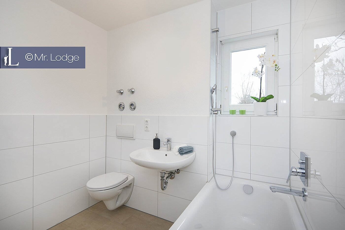 多层公寓 与 5 房间 | 1702ML3 | Bad mit Fenster