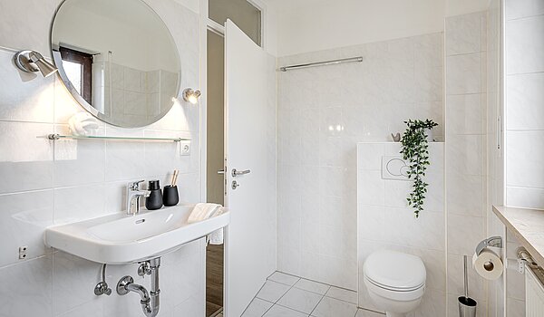 排式中层住宅 与 5 房间 | Unterschleißheim | 70187 | Helles Badezimmer...