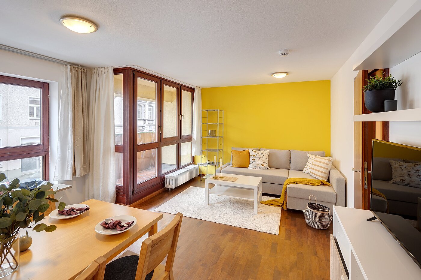 多层公寓 与 2 房间 | München-Neuhausen | 2012ML5 | Wohnzimmer mit Loggia