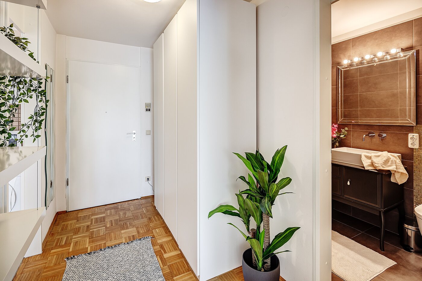 多层公寓 与 1.5 房间 | München-Bogenhausen | 2203ML2 | Blick zur Eingangstür und zum Bad