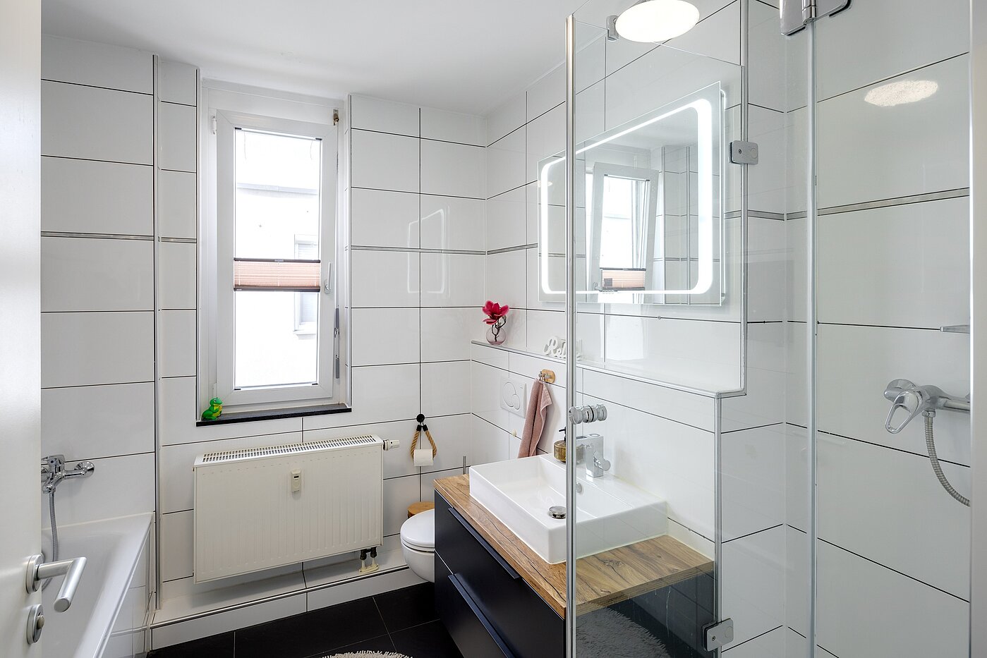 联排别墅 与 5 房间 | Unterföhring | 70119 | Bad mit Fenster