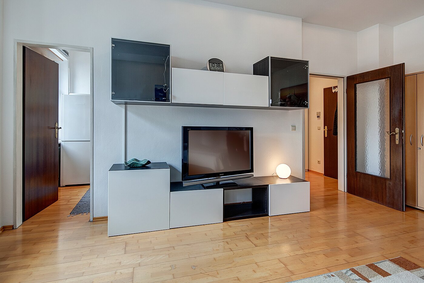 多层公寓 与 1 房间 | München-Schwabing | 2111ML3 | Anbauwand mit Flatscreen