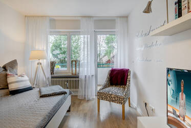 Hell und freundlich, mit Balkon und Internet