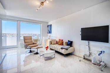 设计公寓出租，坐拥阿尔卑斯山景，配备泳池 