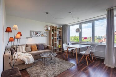 Sonnige möblierte Wohnung mit Dachterrasse