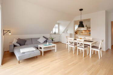 Lerchenau一间明亮的阁楼公寓出租