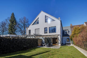 靠近地铁和城际列车站的豪华半独立式住宅