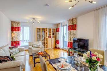 明亮、带家具的三居室公寓出租