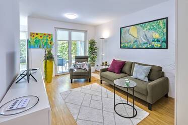 现代风格的底层公寓,配有两个露台