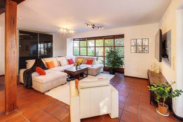 适合家庭居住的带花园半独立式住宅