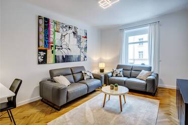 中心地段：首次入住，全新装修