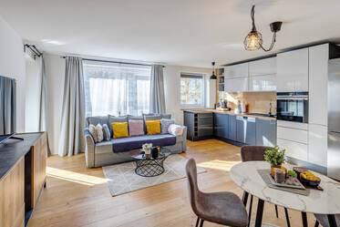 明亮、现代风格的公寓，带阳台