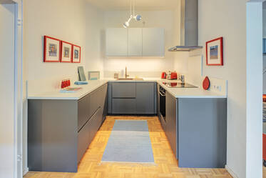 历史悠久的后楼里，一间明亮且地处中心地带的公寓