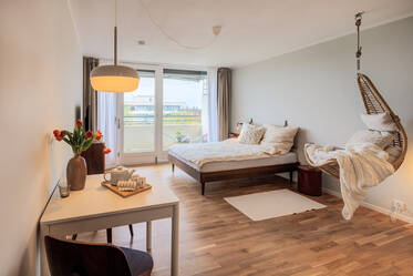 一间采光良好的公寓，配有朝西南的阳台、游泳池和桑拿房