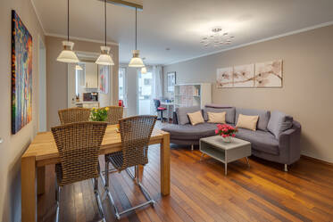 装饰精美明亮的两居室公寓