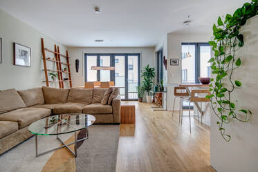 Hochwertig möbliert, Baujahr 2013, inkl. TG