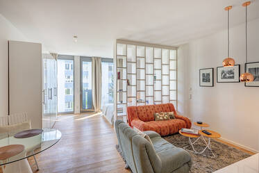 Helles City‑Apartment mit offenem Schlafbereich