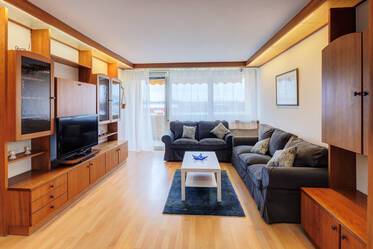 Laim：配备齐全的三居室公寓，带阳台