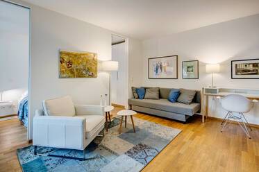 带阳台的精装公寓