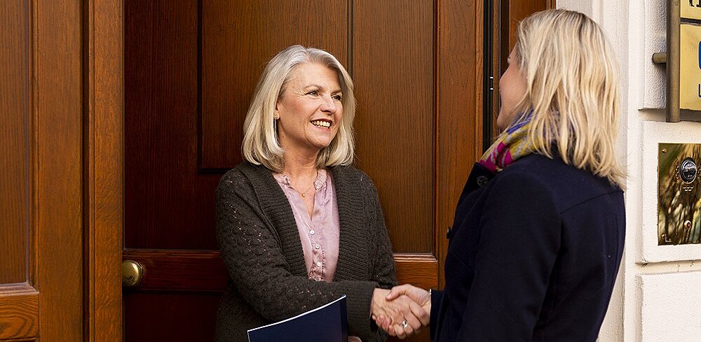 Zwei Frauen schütteln sich die Hände