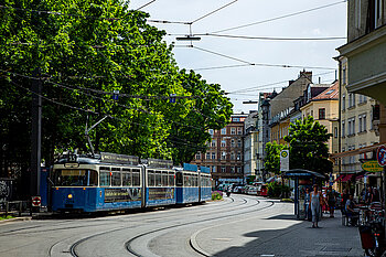 [Translate to Chinesisch:] Straßenbahn vor Häuserzeile in München