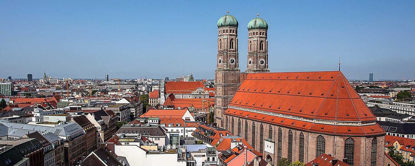 Zu sehen ist die Skyline von München, die Frauenkirche ist groß im Mittelpunkt