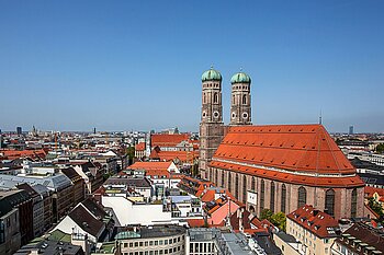 [Translate to Chinesisch:] Frauenkirche im Mittelpunkt mit umliegenden Gebäuden